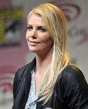 th_79938_7charlize_theron_michael_fassbender_0319_11_122_119lo.jpg