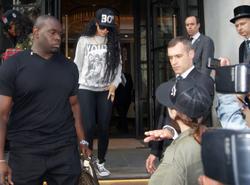 th_831111692_RihannaleavingherhotelinLondon8.7.2012_04_122_12lo.jpg