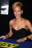 th_97016_celebrity-paradise.com_Rihanna_Best_0057_123_138lo.jpg