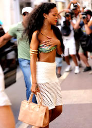 th_085968293_RihannashoppinginSt.Tropez23.7.2012_08_122_224lo.jpg