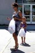th_27615_HalleBerryGroceryShoppingPickingNahlaUpFromSchool05.13.201347_122_232lo.jpg