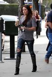 th_90298_Preppie_-_Miley_Cyrus_gets_morning_coffee_before_heading_to_Beverly_Hills_-_Jan._9_2010_5188_122_243lo.jpg