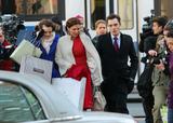 th_25425_Leighton_Meester_GG-OnSet_011209_021_122_358lo.jpg