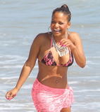 th_18230_KUGELSCHREIBER_Christina_Milian_hangs_out_on_the_beach_with_friends116_122_365lo.jpg
