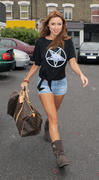 th_270064732_UnaHealy_ArriveatDancestudioinLondonJuly212011_By_oTTo2_122_46lo.jpg