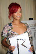 th_59421_RihannasignscopiesofRihannaRihannainNYC27.10.2010_203_122_500lo.jpg