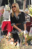 th_48061_Preppie_-_Kristen_Bell_buying_flowers_and_oranges_in_Los_Angeles_-_October_25_2009_591_122_549lo.jpg