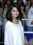 th_21294_celebrity_paradise.com_TheElder_SelenaGomez46_122_566lo.JPG