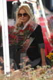 th_47617_Preppie_-_Kristen_Bell_buying_flowers_and_oranges_in_Los_Angeles_-_October_25_2009_2130_122_65lo.jpg