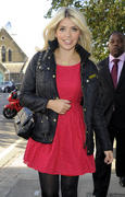 th_713760886_by_mah0ne_Holly_Willoughby_At_The_Celebrity_Juice_Studios_In_London_14.09.11_001_122_65lo.jpg