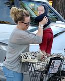 th_13677_Preppie_Hilary_Duff_grovery_shopping_with_her_family_37_122_93lo.JPG
