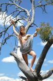 Valeria in Tree Femme-l4alkvj55g.jpg