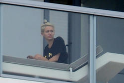 http://img270.imagevenue.com/loc222/th_320876762_Miley_Cyrus_smokes_suspicious_looking_cigarette_9Hp3w60FA4kx_122_222lo.jpg