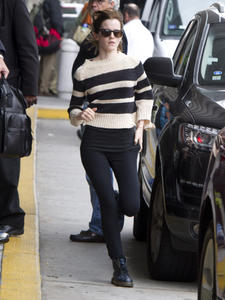 http://img270.imagevenue.com/loc34/th_137524446_EmmaWatson_JFKAirportArrival_September29_2012_6_122_34lo.jpg