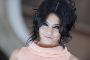 http://img270.imagevenue.com/loc44/th_772373646_VanessaHudgens_6thAnnualPowerofYouthEvent_19_122_44lo.jpg