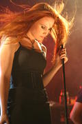 http://img270.imagevenue.com/loc440/th_937265518_simone_simons_149472_123_440lo.jpg