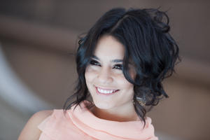 http://img270.imagevenue.com/loc450/th_772443158_VanessaHudgens_6thAnnualPowerofYouthEvent_23_122_450lo.jpg