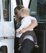 http://img270.imagevenue.com/loc519/th_230964972_Hilary_Duff_out_and_about_with_family3_122_519lo.JPG