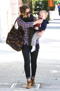 http://img270.imagevenue.com/loc595/th_129167518_Hilary_Duff_Takes_Son_For_Haircut22_122_595lo.jpg